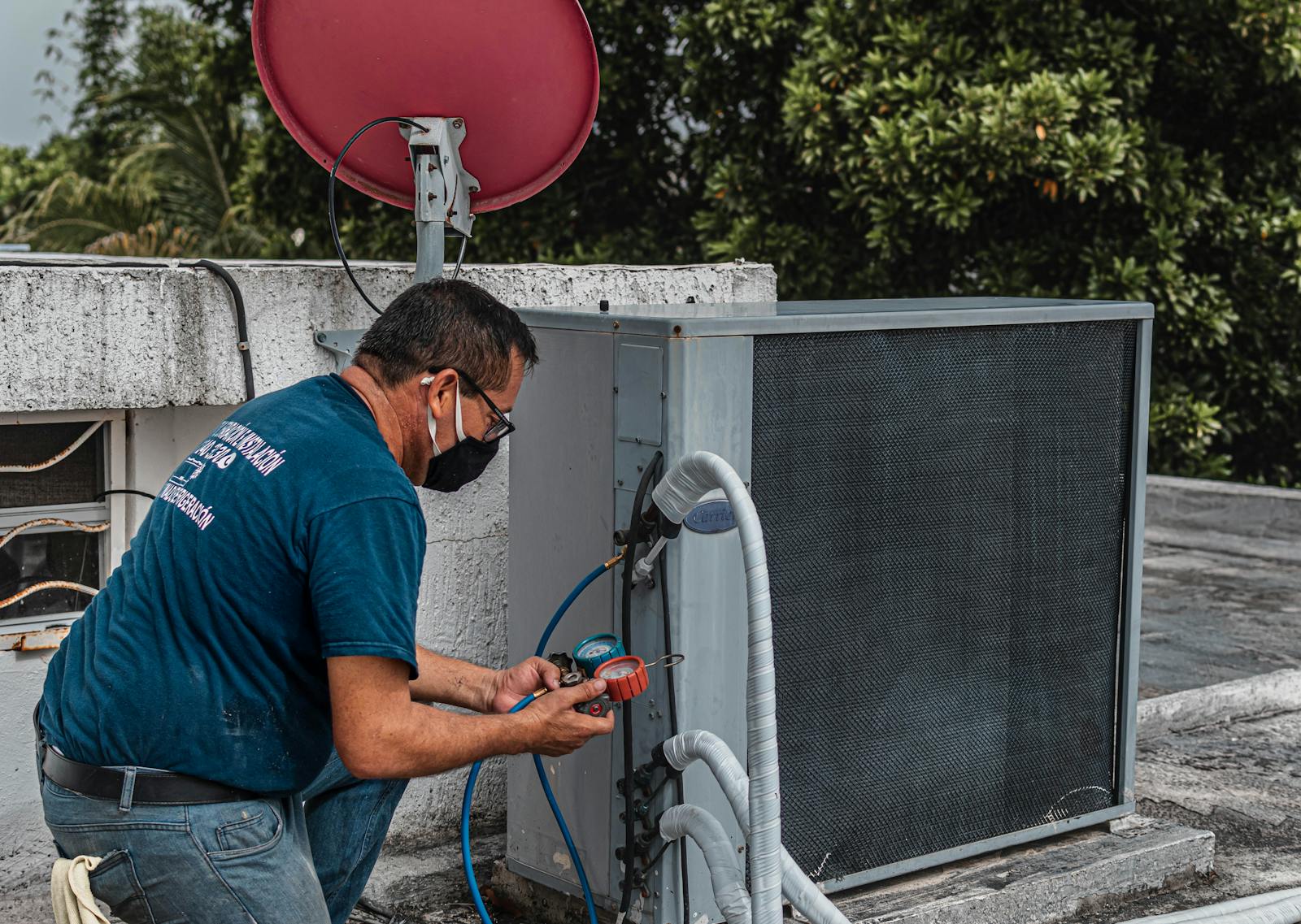 Técnico da Miquini Climatização realizando manutenção em ar-condicionado